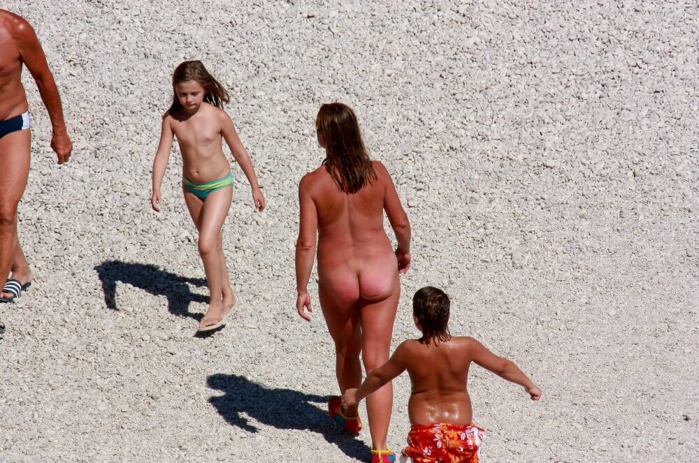 Naturism photo gallery # 8 - Human nature in its original form