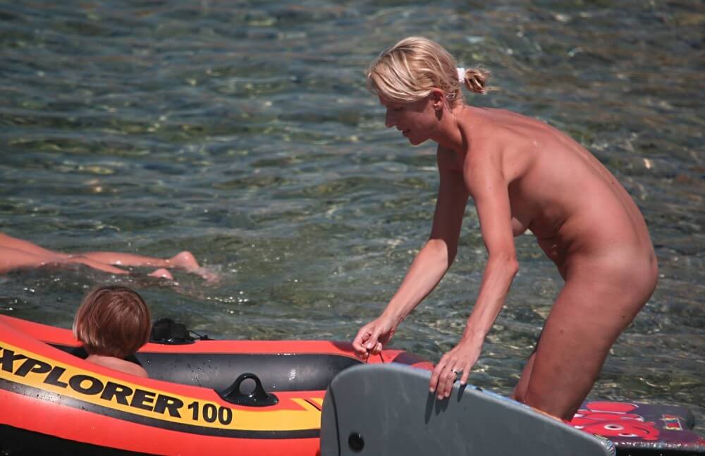 Red Boating for Two Nudists pics - Nudity helps one better understand oneself and the surrounding world