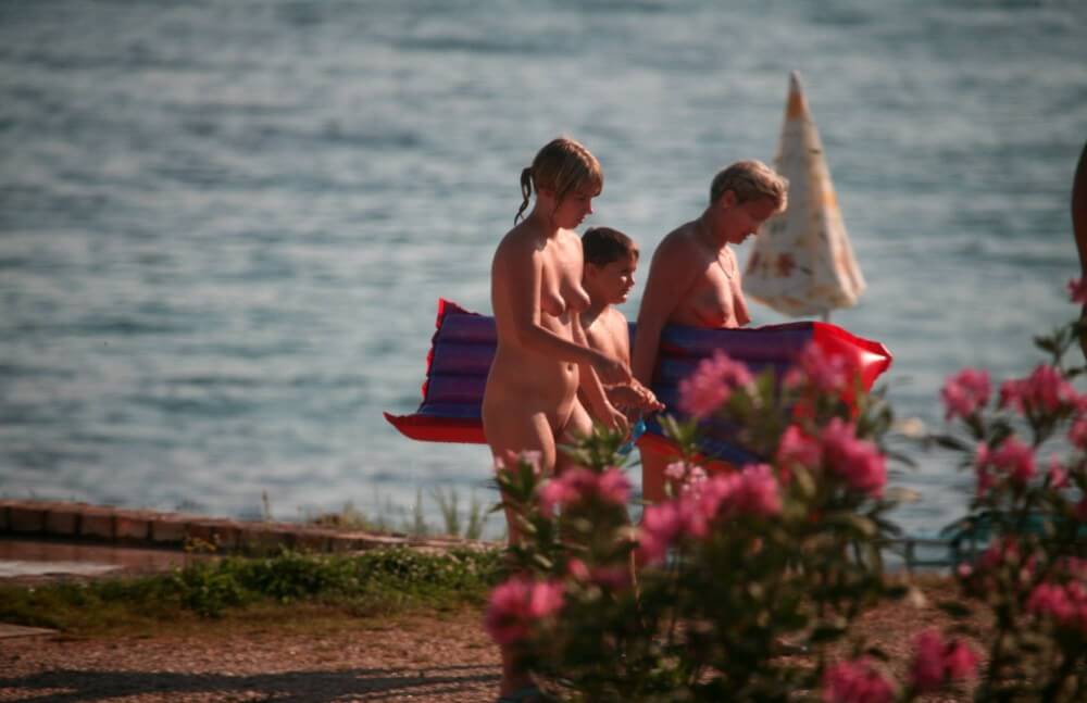 Dusk Til Dawn Showering phoros - Nudism supports personal freedom and individuality