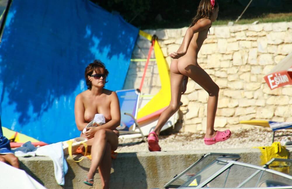 Bright Day Sun Tanning pics - There are many politicians among nudists