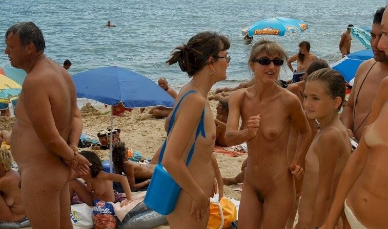 Documentary video naturism 1999 - Lightheartedness and ease are characteristic features of the practice of nudism and naturism
