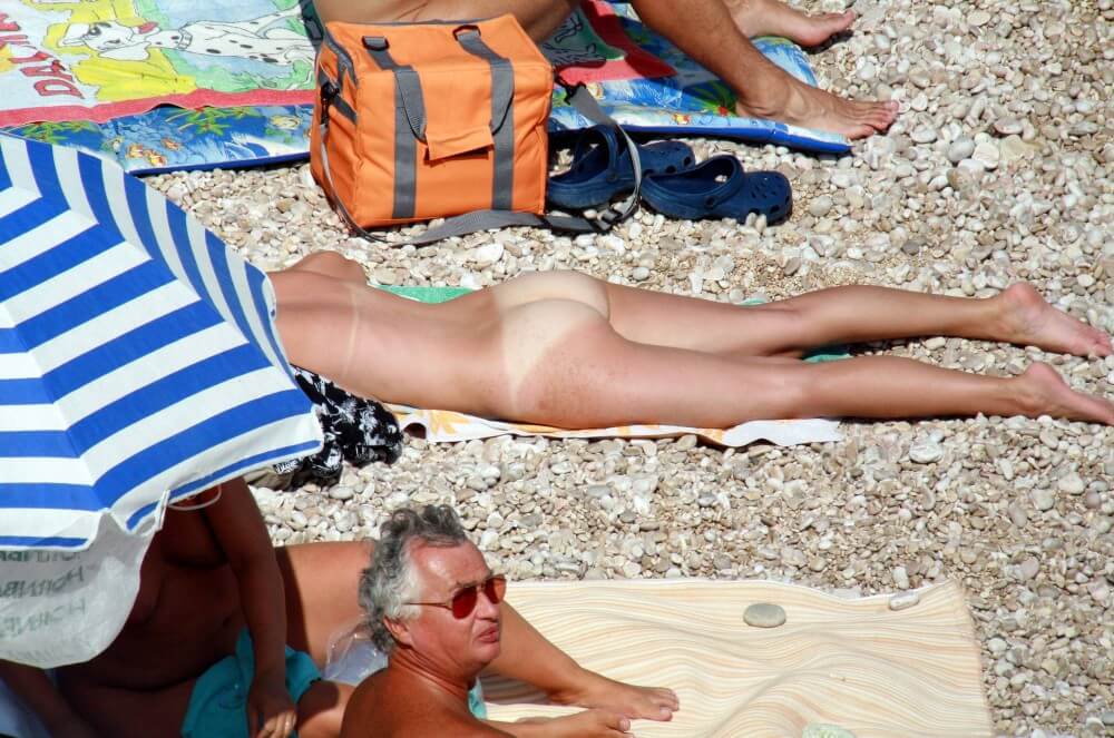 Naturists Beach Relaxation pics - Self-confidence helps naturists achieve their goals