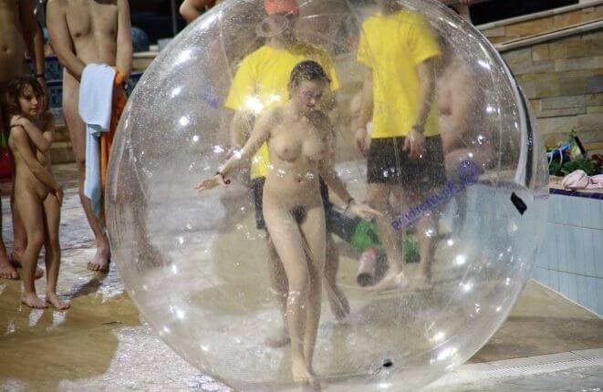 Holiday in the pool photos - Freedom and naturalness are important to naturists