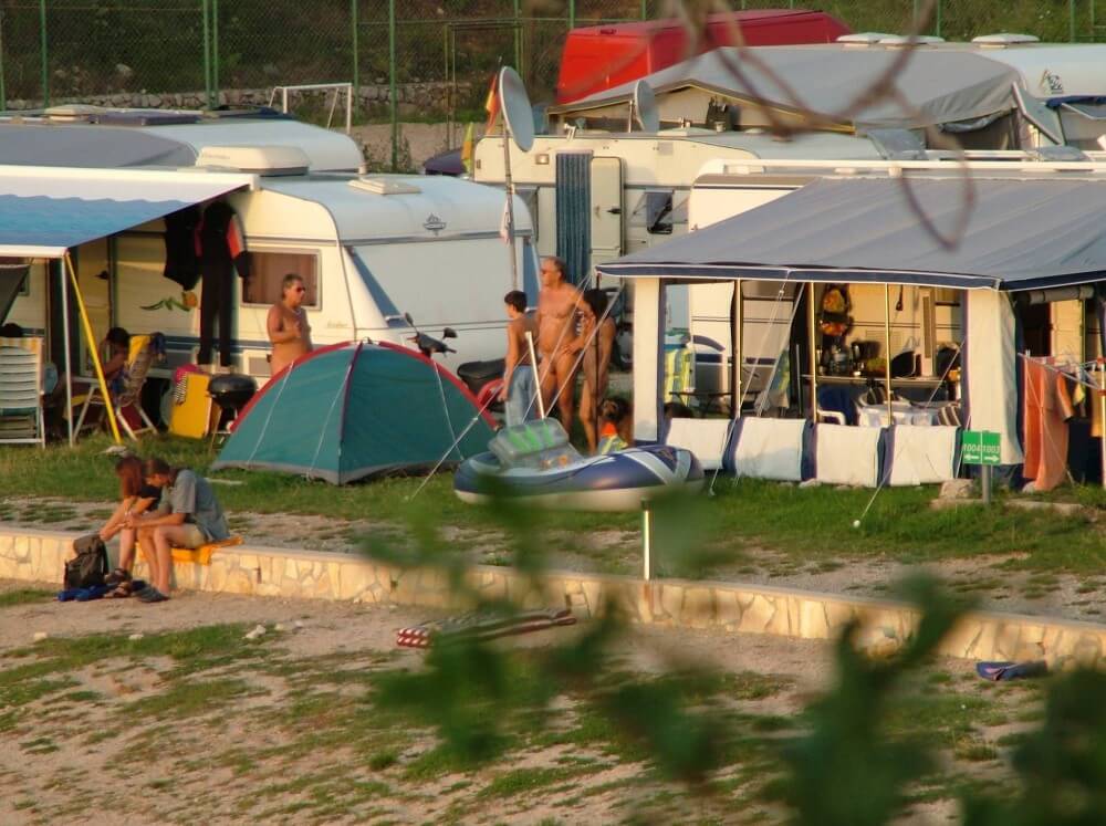 FKK Outdoor Shoreline pics - Physical freedom is important to many nudists