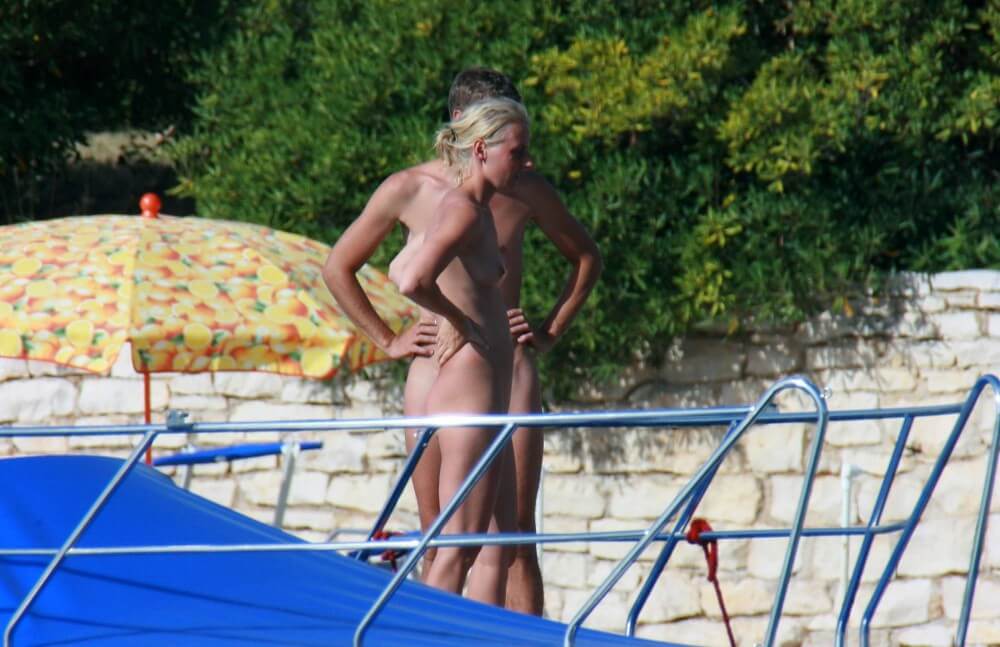 Casual Beachside Strolling pics - A nudist values simplicity and naturalness in life