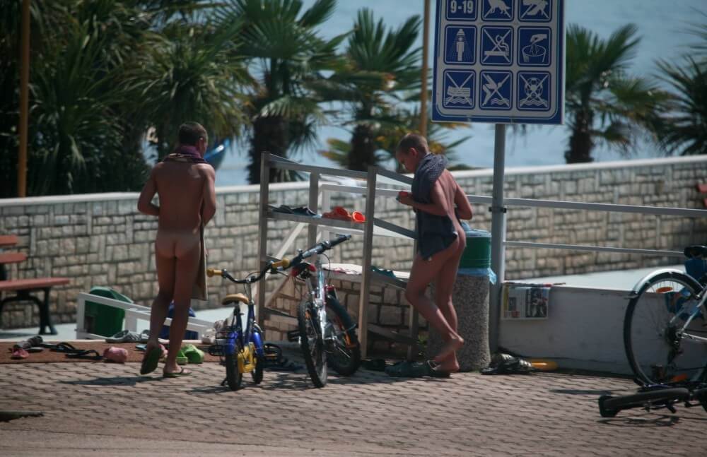 Nudism in a German water park photo - Nature is the best home for those who practice naturism and nudism